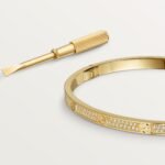 ELSIE LOVE Cubic Zircon Paved Screw Bangle | V Gold 18K Gold Plated with PVD Technology - Image 4